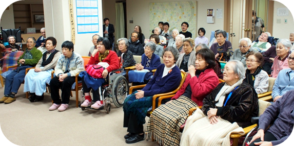 三味線漫談の柳家紫文さんと落語の古今亭菊生さん