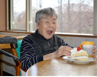 お誕生会と日々のデイルームでのご様子